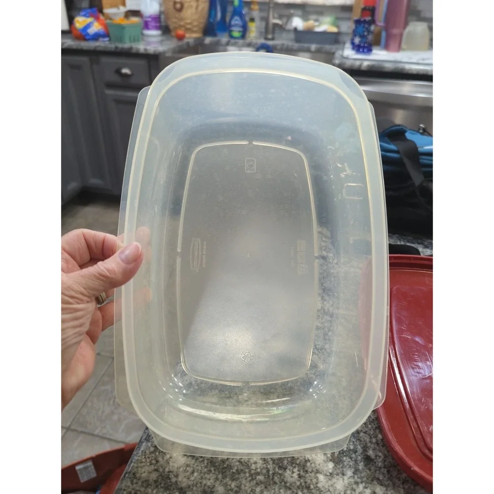 Rubbermaid 1.1 Gal Casserole Easy Find Lid Food Storage Container Large